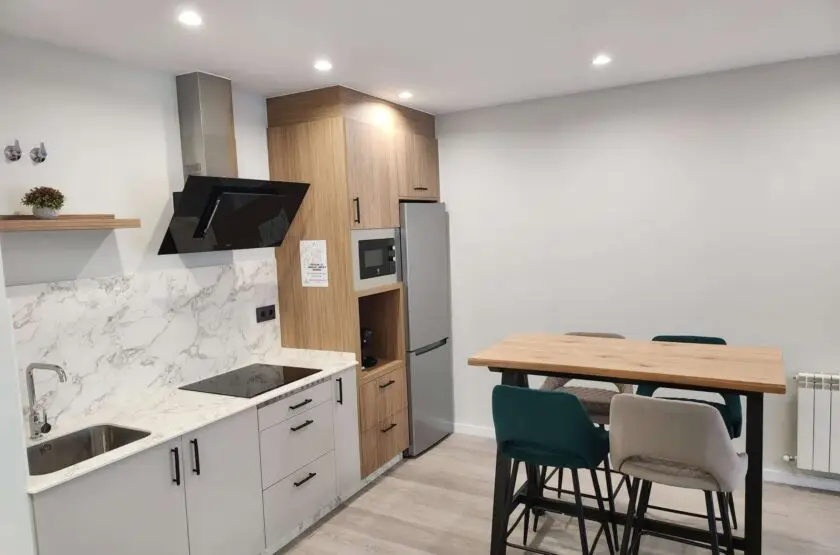 Cocina de un apartamento del Grupo Credencial en Sarria, en pleno camino de Santiago