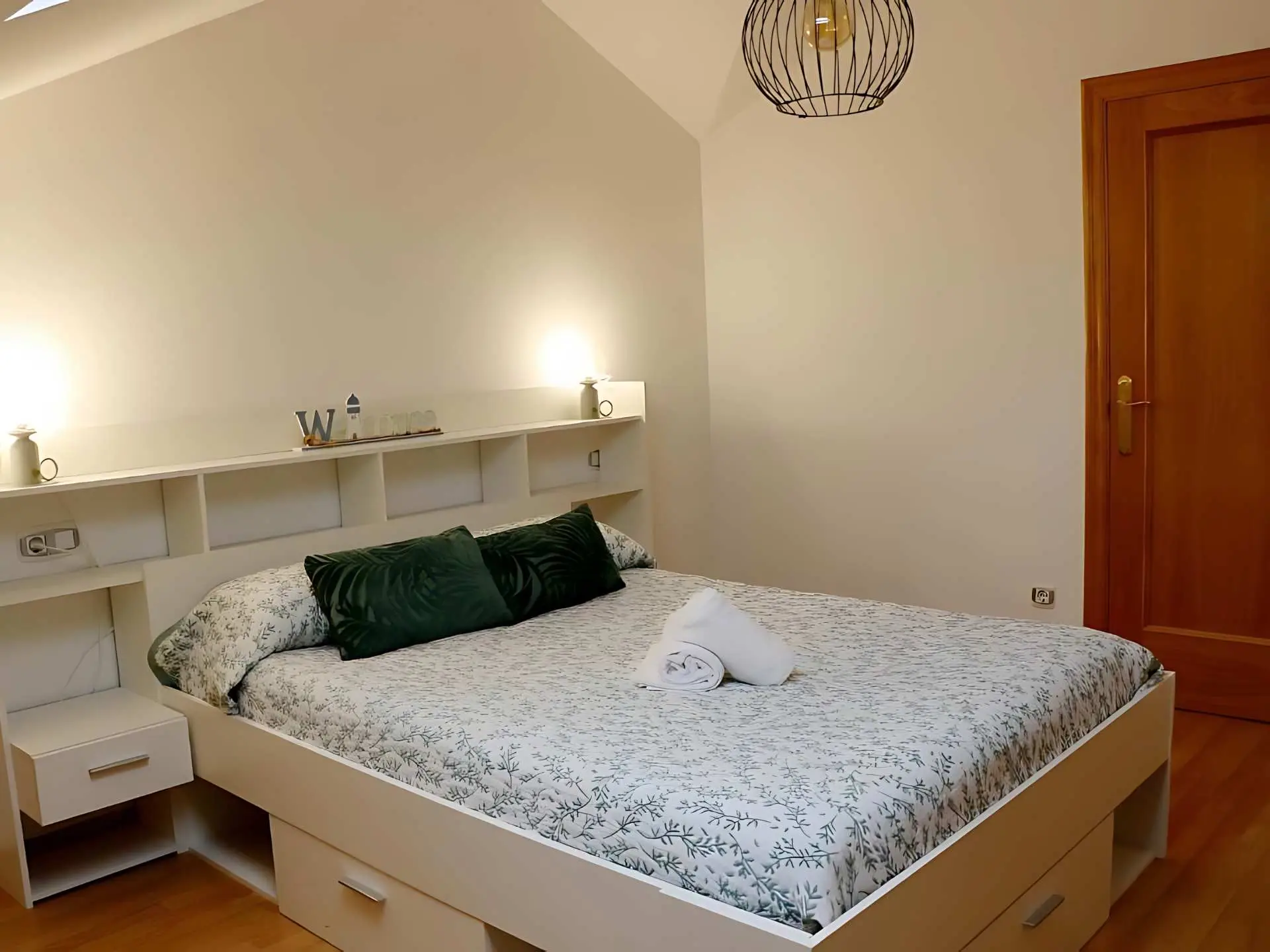 HABITACIÓN DOBLE DEL ATICO DUPLEX CREDENCIAL CON CAMA DE MATRIMONIO EN SARRIA