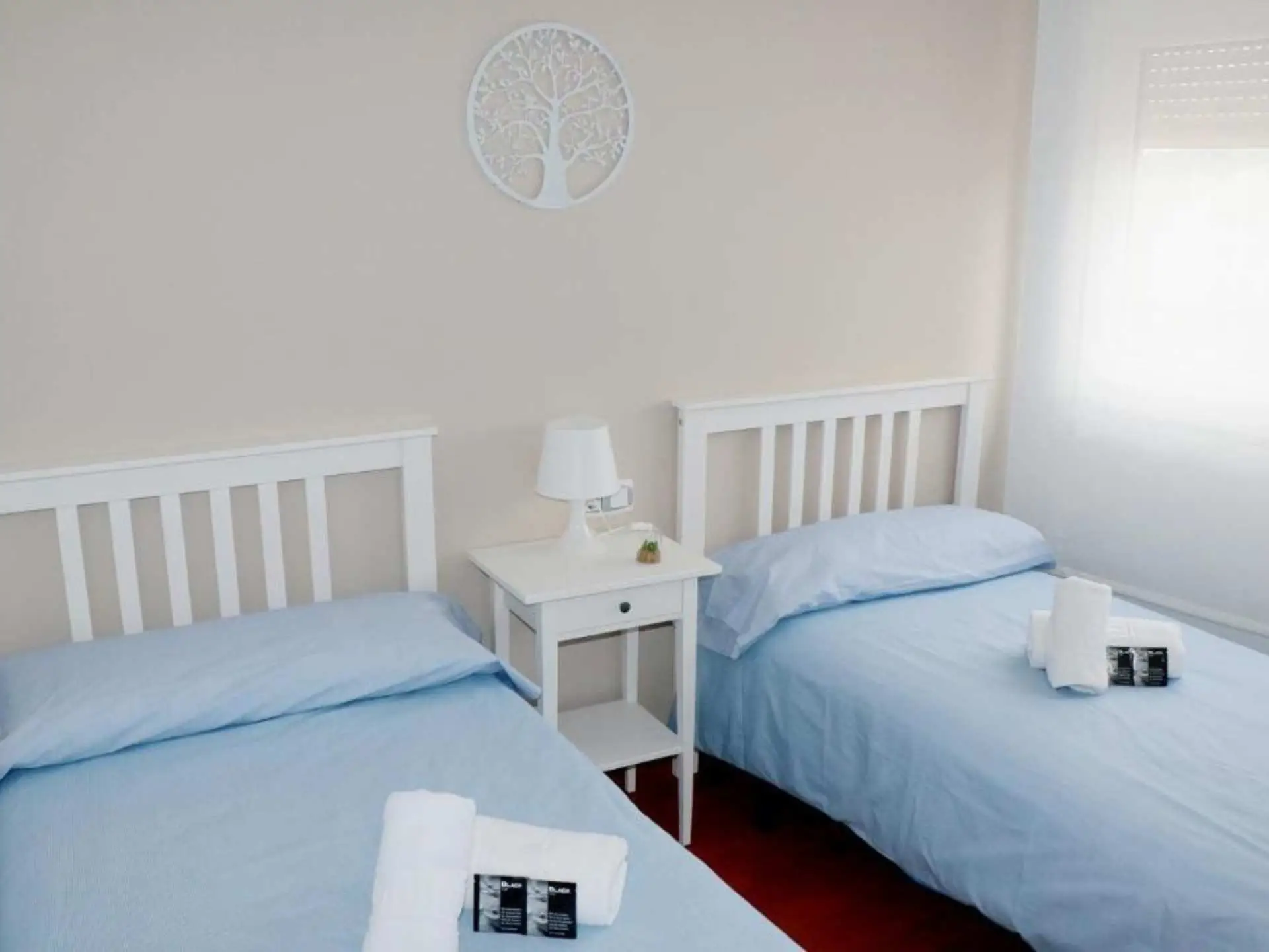 hABITACIÓN DOBLE CON CAMAS INDIVIDUALES DEL ATICO DUPLEX CREDENCIAL EN SARRIA