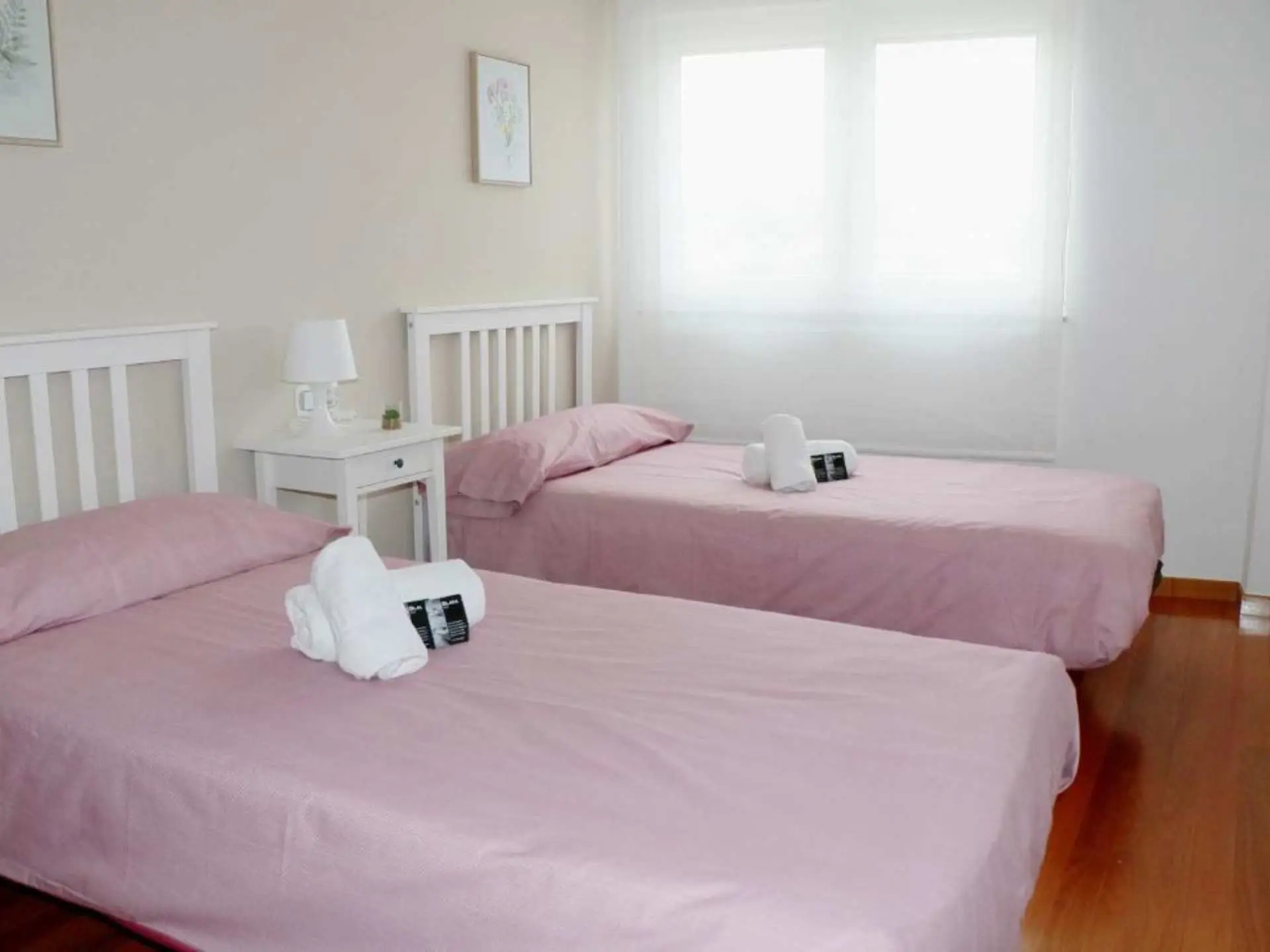 HABITACIÓN DOBLE DEL ATICO DUPLEX CREDENCIAL CON CAMAS INDIVIDUALES EN SARRIA