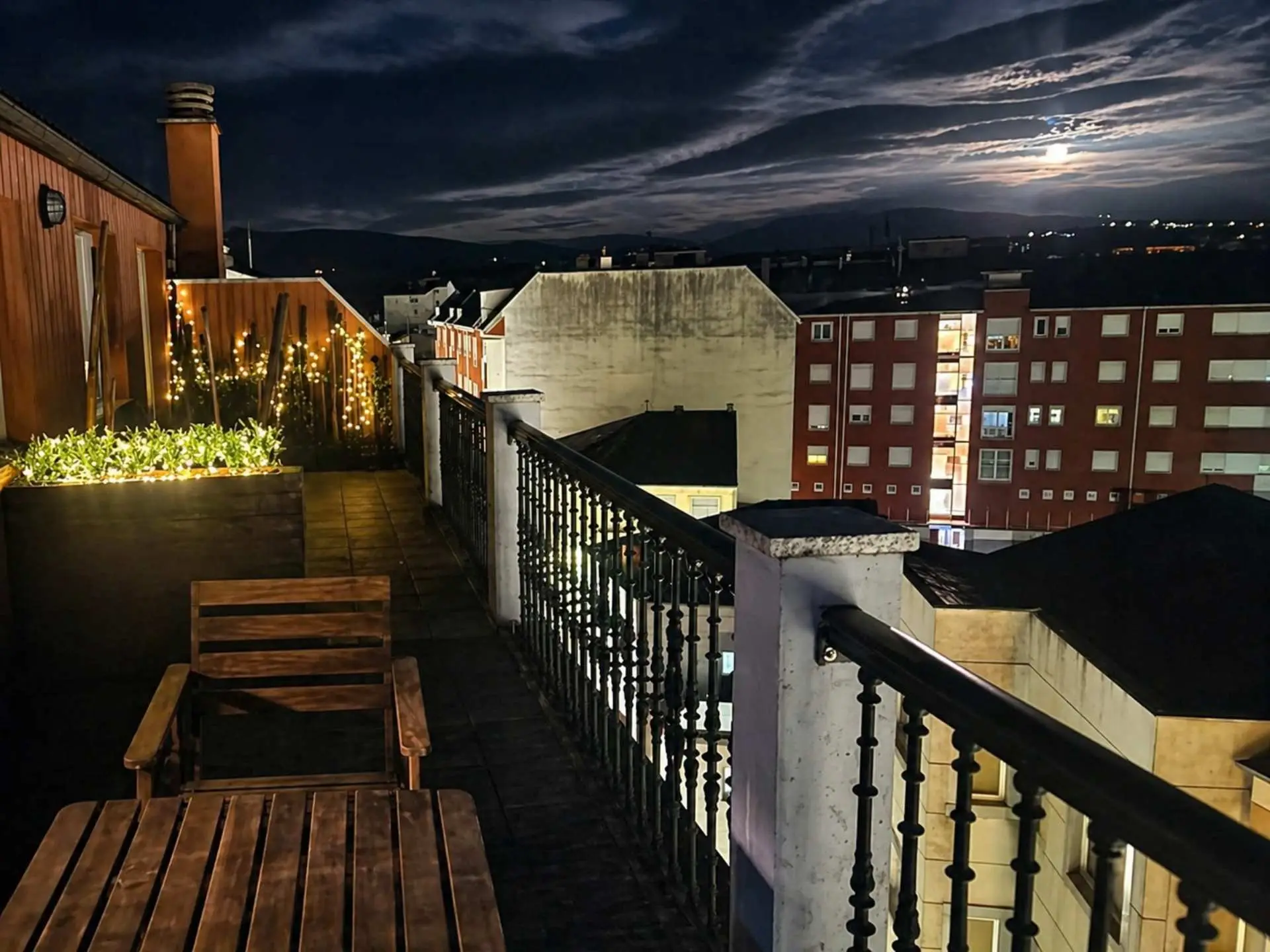 TERRAZA DEL ATICO DUPLEX CREDENCIAL DE NOCHE CON VISTAS AL CAMINO DE SANTIAGO EN SARRIA