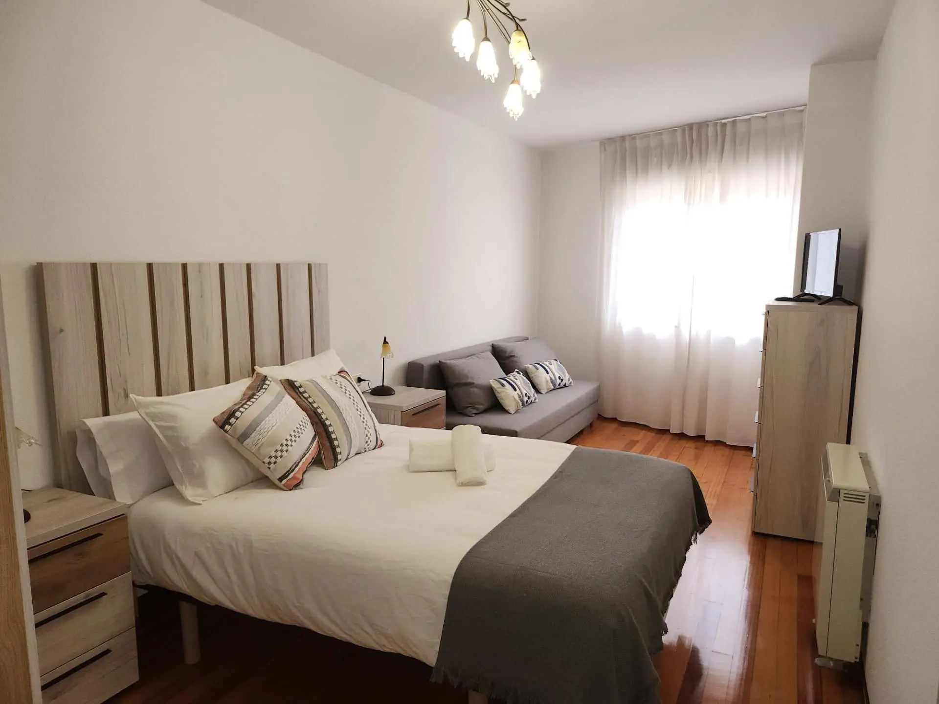 Habitación doble con cama de matrimonio apartamento km115 credencial en sarria