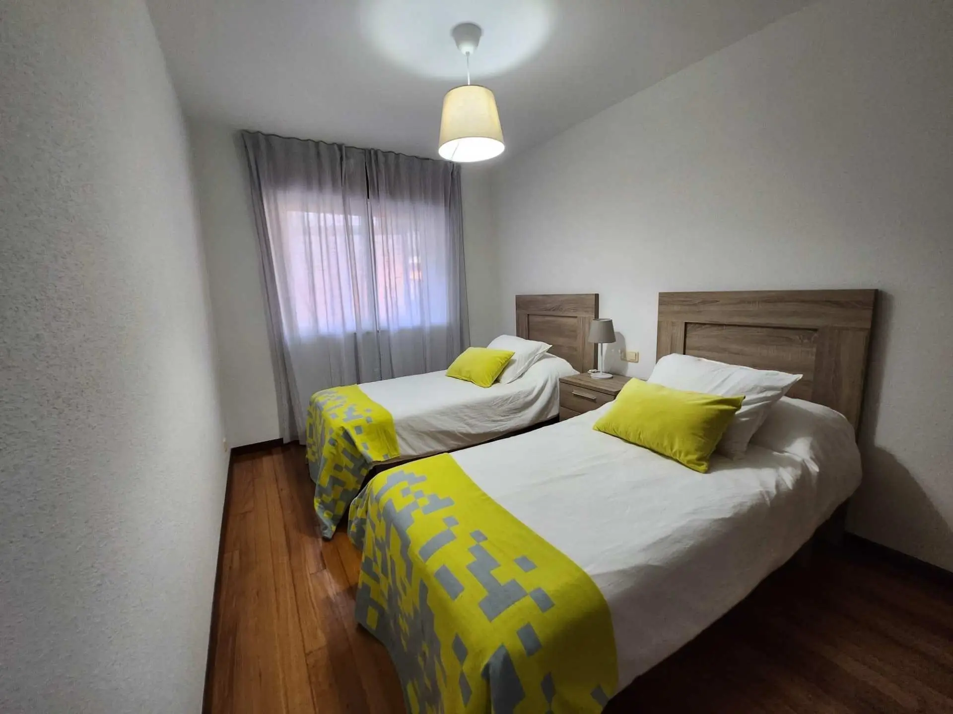 Habitación doble con camas individuales apartamento km115 credencial en sarria