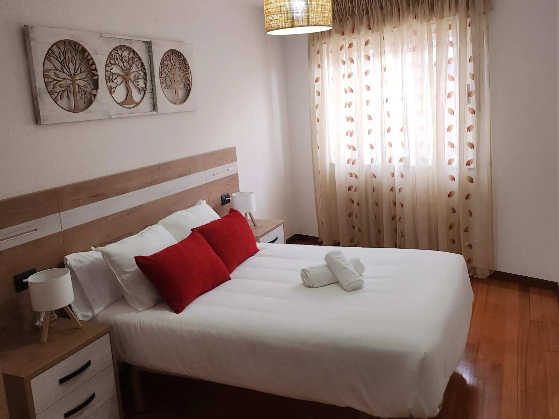 Habitación doble con cama de matrimonio apartamento km115 credencial en sarria