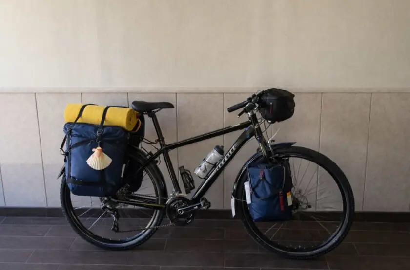 Parking de bicicletas privado para personas que hacen el camino de Santiago en bici, en Sarria