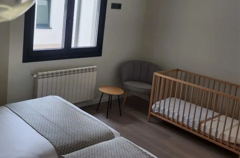 Habitación en apartamentos Credencial con una cuna, en Sarria