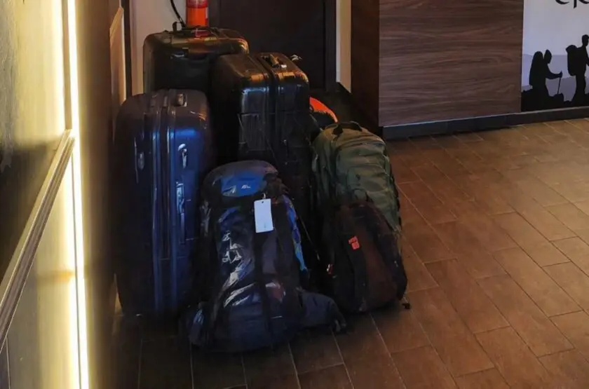 Maletas apiladas en la recepción del albergue para peregrinos Credencial, en Sarria