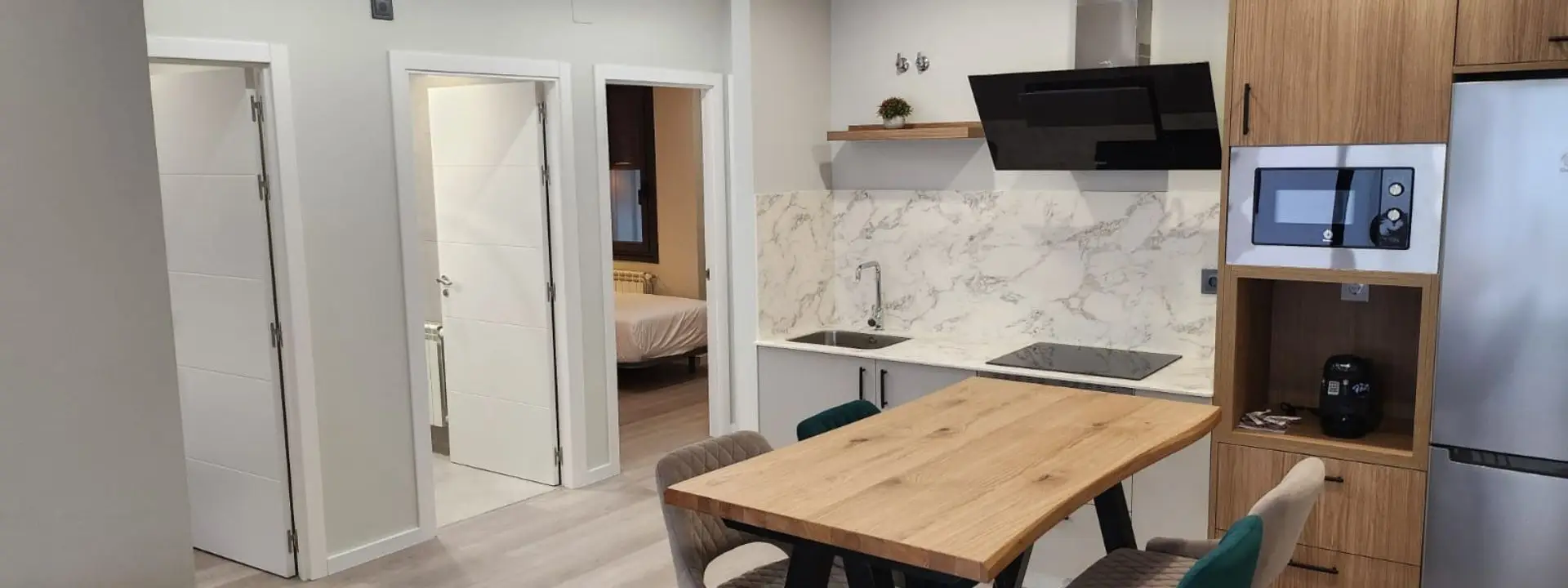 Cocina totalmente amueblada en apartamento Credencial Bulevar en Sarria, Lugo