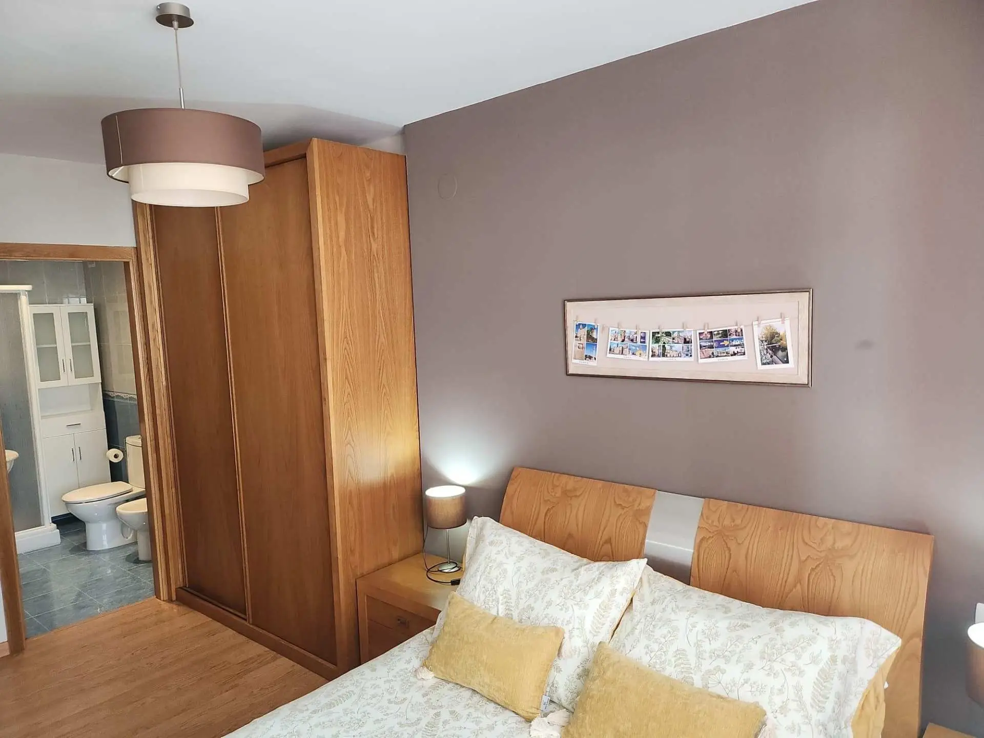Habitación doble cama matrimonio apartamento SYCA Credencial en Sarria