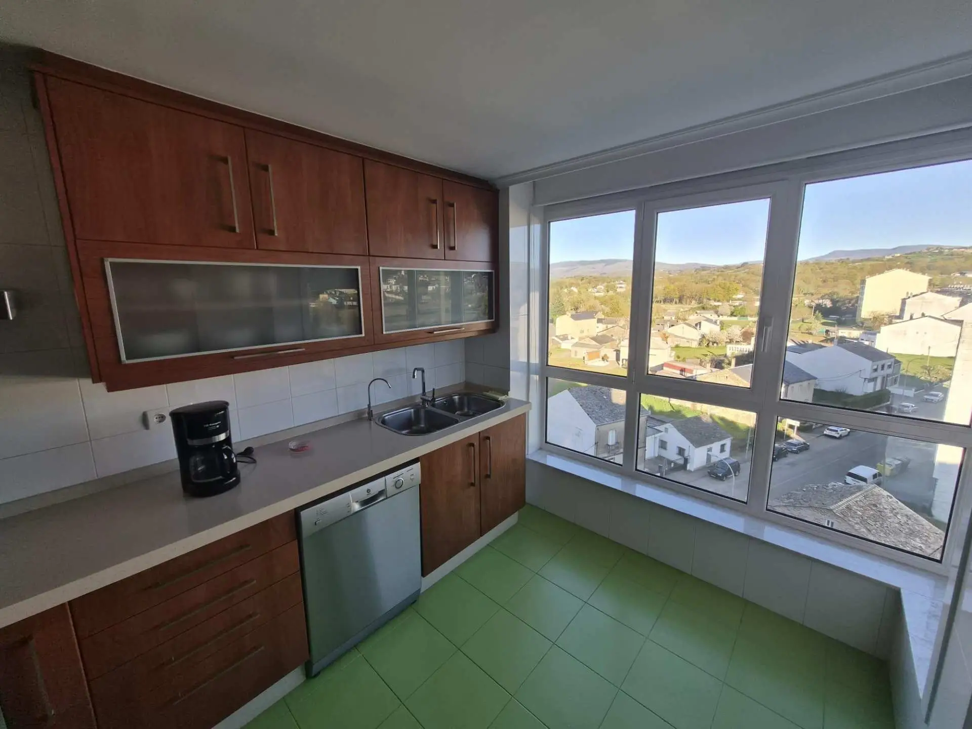 Cocina del apartamento Credencial Castelao, con vistas al camino de Santiago, en Sarria