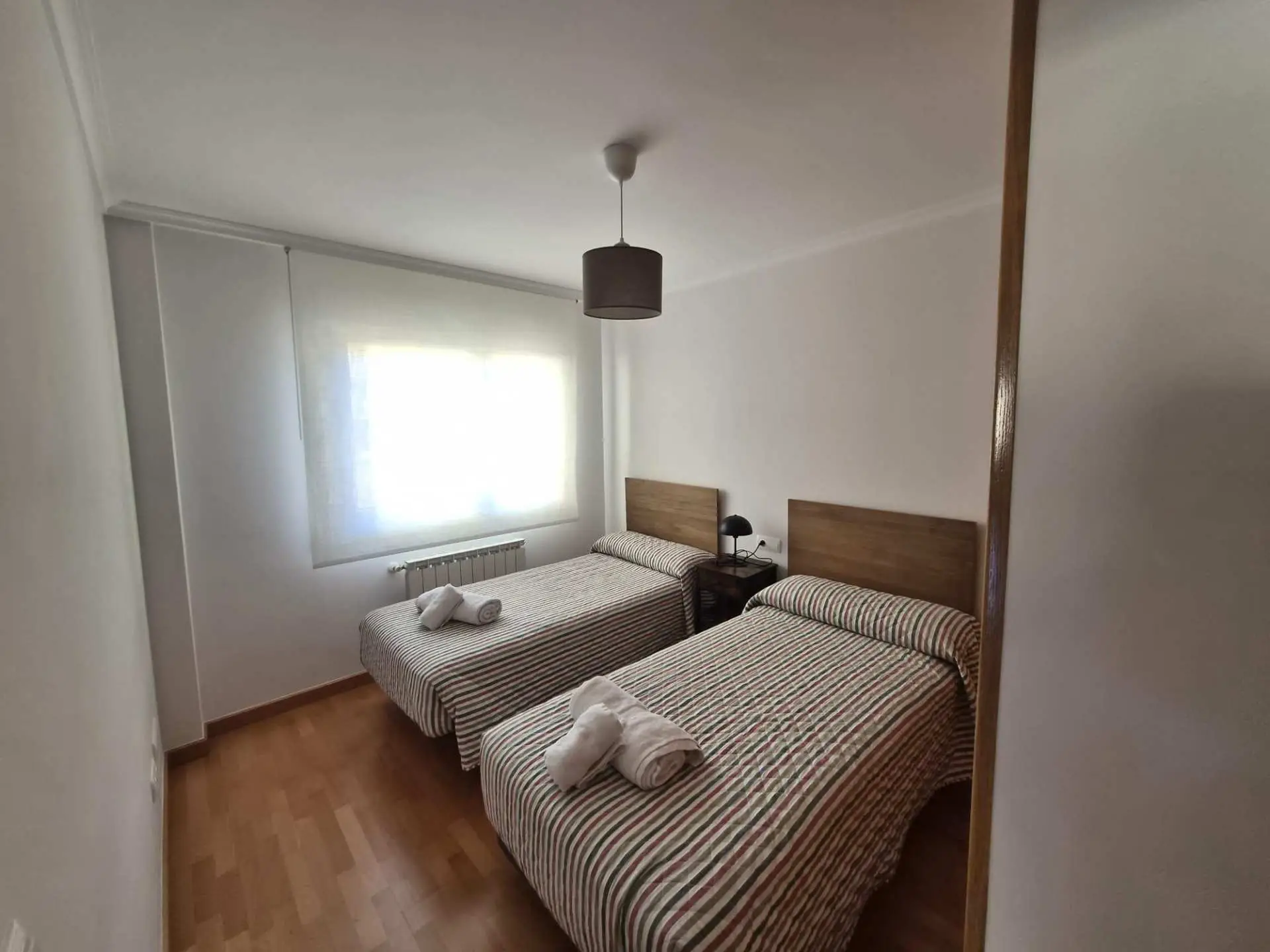 habitación doble con camas individuales del apartamento Credencial Castelao, en Sarria