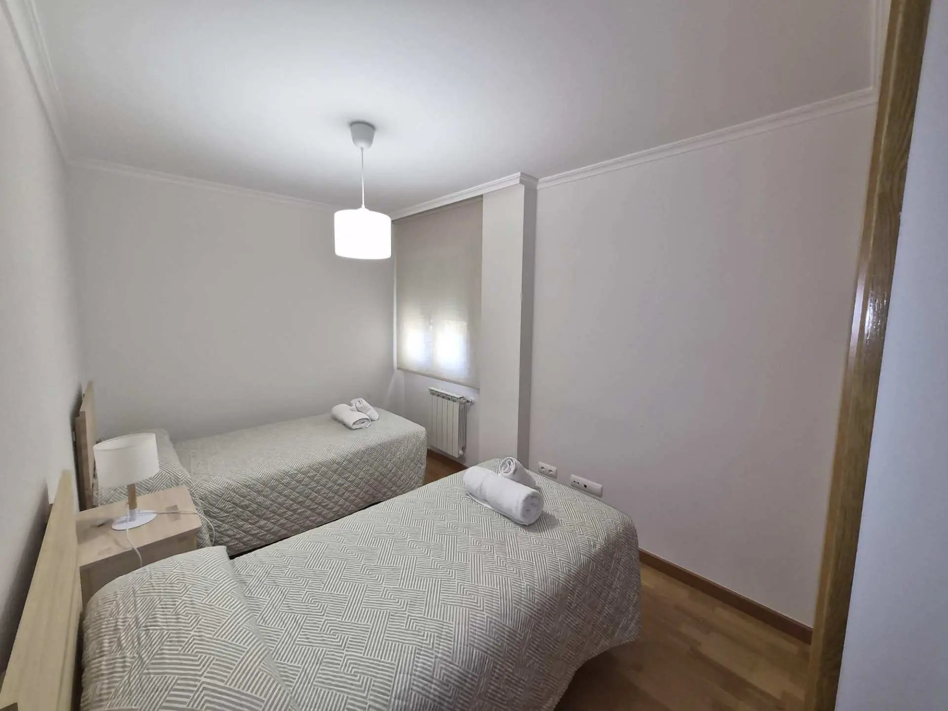 habitación doble con camas individuales del apartamento Credencial Castelao, en Sarria