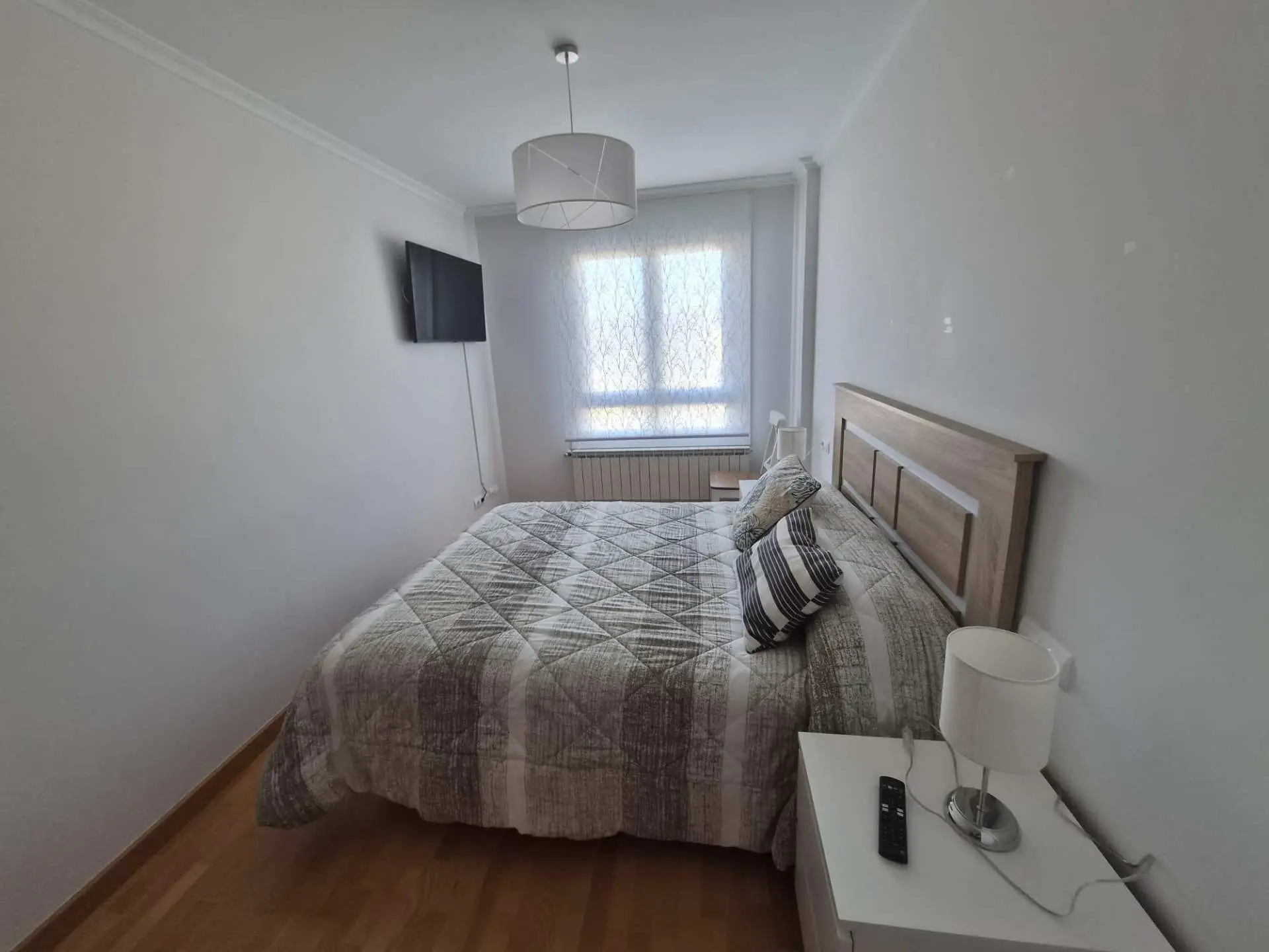 Cama de matrimonio apartamento Credencial Castelao, con vistas al camino de Santiago, en Sarria